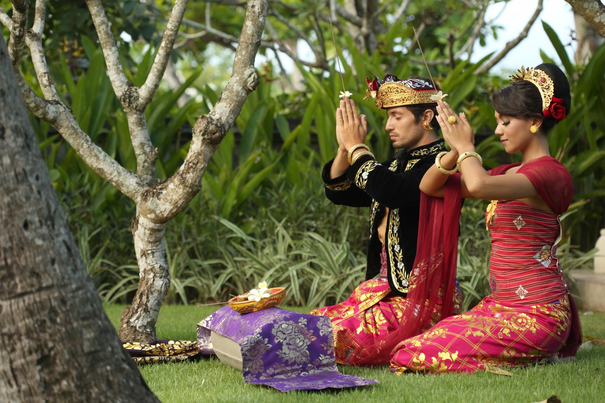 Aksamala-Wedding-Couple-Praying